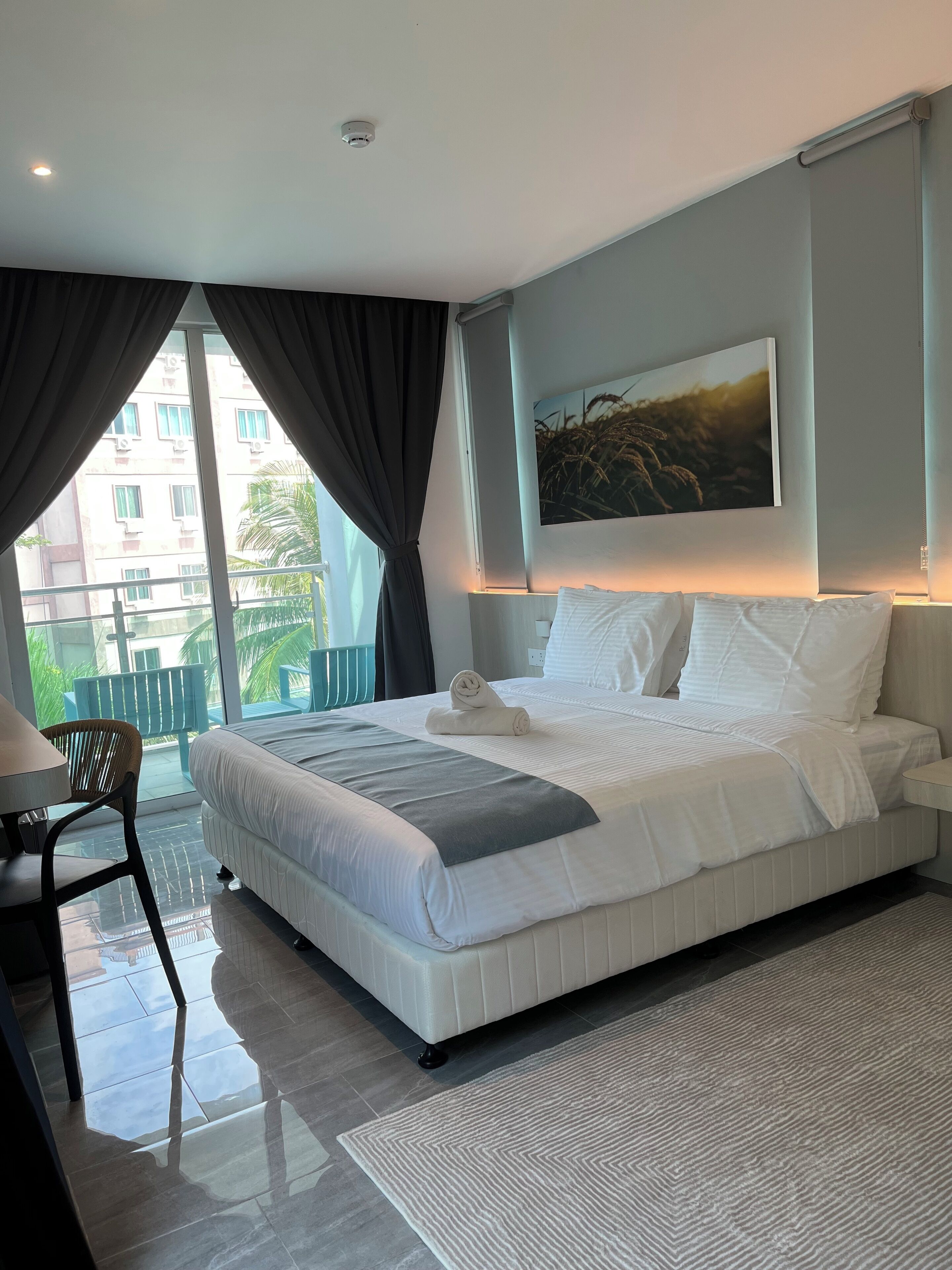 Minibar, cortinas blackout y sistema de insonorización 