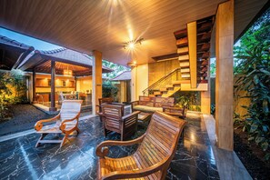 Villa, 2 habitaciones, piscina privada | Zona de estar | Una televisión de plasma, un reproductor de DVD