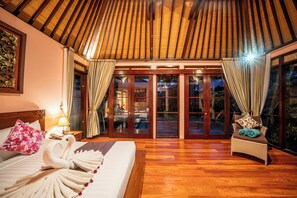 Villa, 1 habitación, piscina privada | Minibar, caja fuerte, escritorio y tabla de planchar con plancha