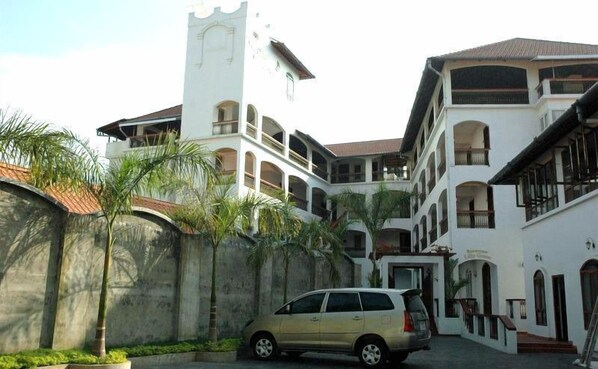 Free self parking - The Killians Boutique Hotel (Kochi)