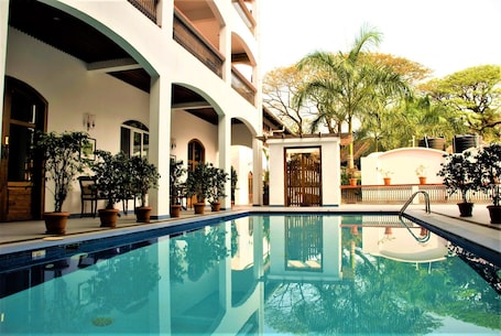 Una piscina al aire libre. The Killians Boutique Hotel