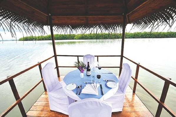 早餐,供應午餐和晚餐