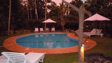 2 outdoor pools, pool umbrellas