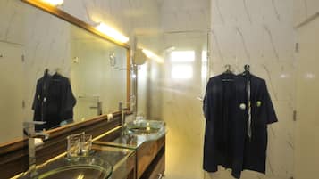 Deluxe Room | Bathroom | Shower, hair dryer, bathrobes, towels