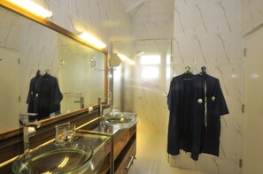 Deluxe Room | Bathroom - Dalmanuta Gardens (Dharga Town)