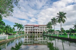 المنشأة من الخارج