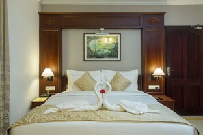 Luxury Suite, 1 King Bed | In-room safe, individually furnished, desk, soundproofing - PJ Princess Regency (Kochi)