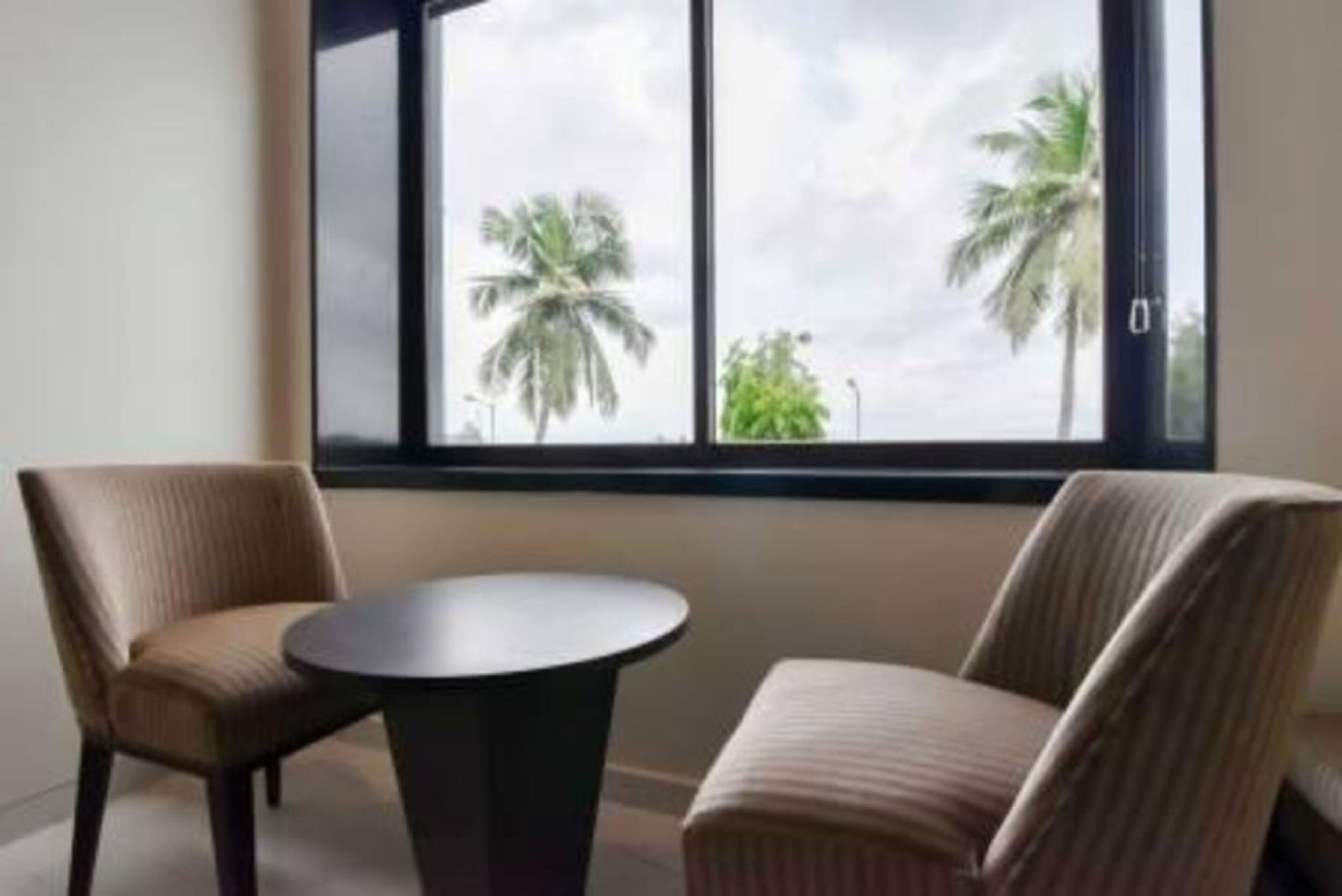 客房 (Deluxe Sea facing room ) | 迷你吧、客房内保险箱、办公桌、遮光窗帘