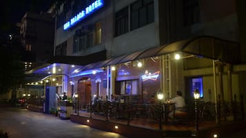 Fachada da propriedade à noite