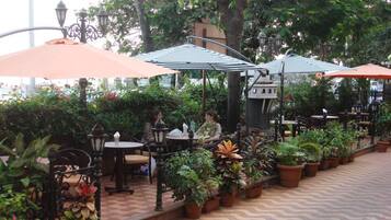 2 restaurantes, é servido café da manhã