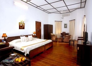 Deluxe Room, 1 Double Bed | In-room safe