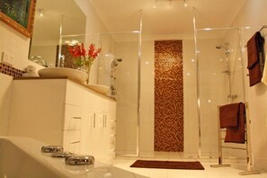 Free toiletries, towels, soap, shampoo - Astoria Retreat B&B (Alexander Heights)