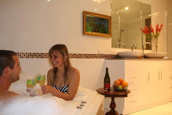 Jetted tub - Astoria Retreat B&B (Alexander Heights)