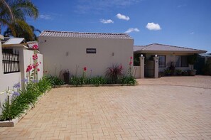 Courtyard - Astoria Retreat B&B (Alexander Heights)