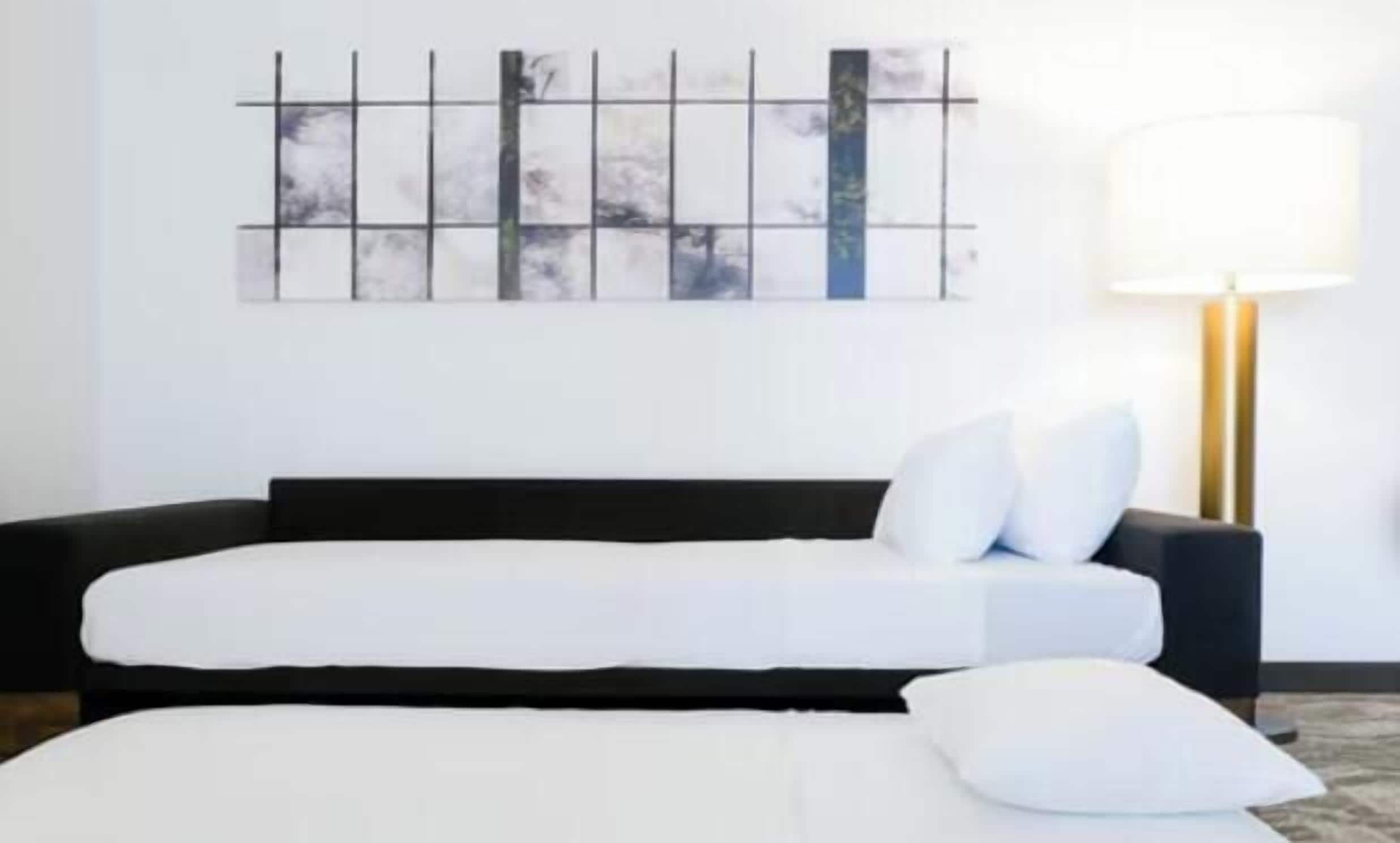 Safe på rommet, skrivebord og skrivebord for bærbar PC