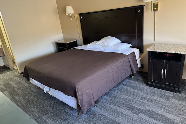 Room, 1 King Bed, Non Smoking, Refrigerator & Microwave | WiFi (free)
