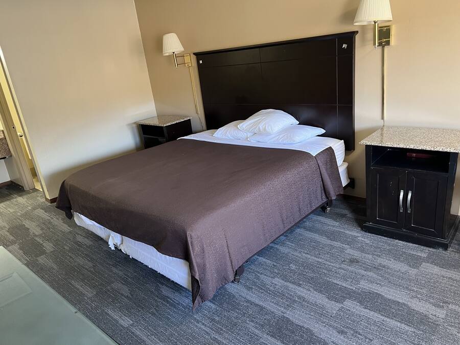 Room, 1 King Bed, Non Smoking, Refrigerator & Microwave