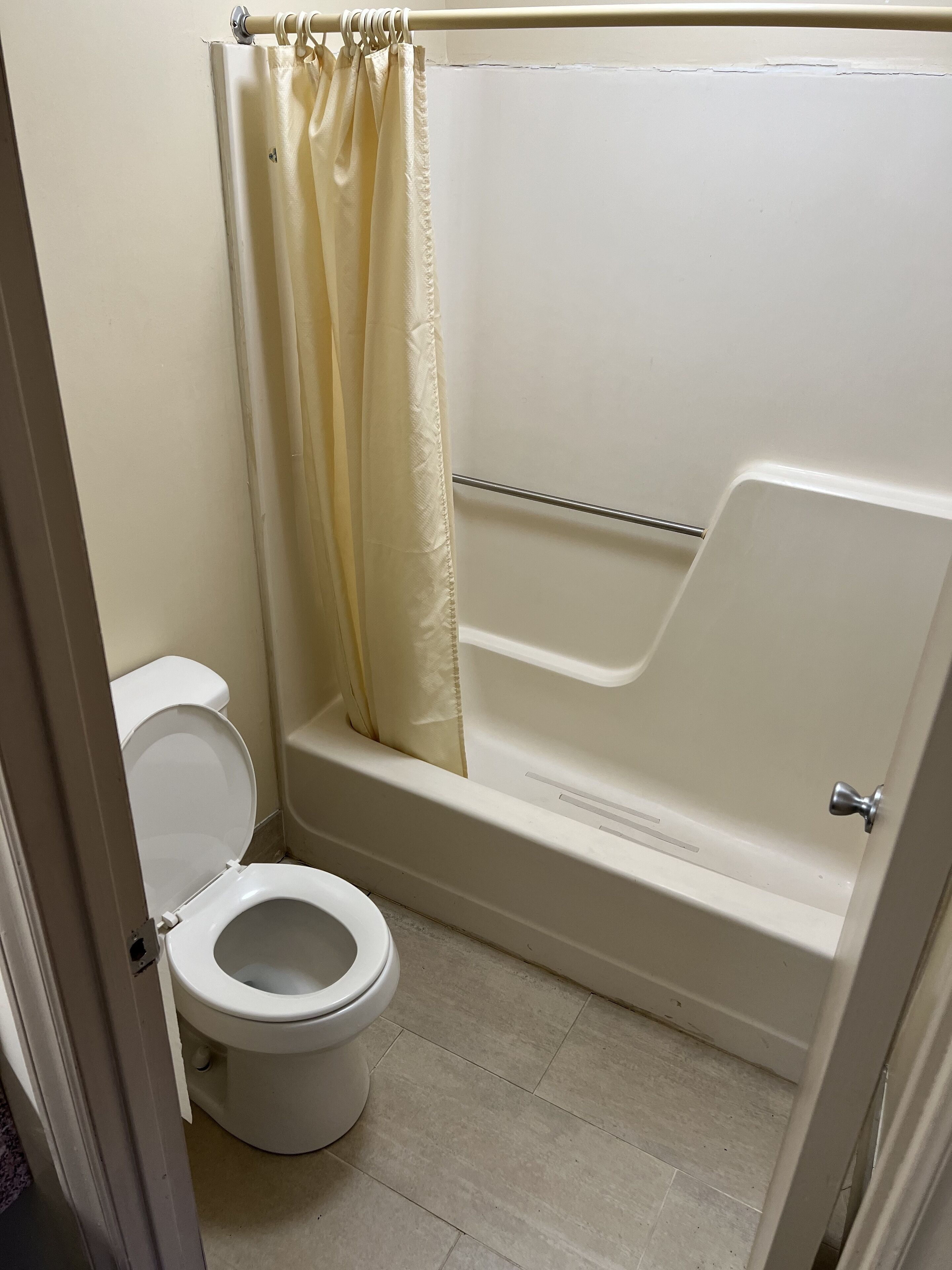Combined shower/tub, towels