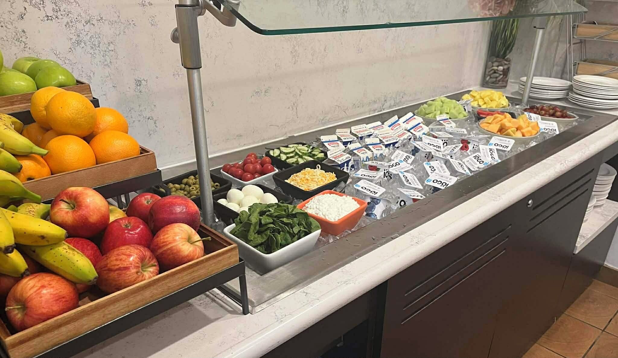 Un buffet proposant une variété de fruits, de légumes et de produits laitiers.