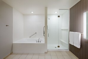 Deluxe suite, 1 slaapkamer (View) | Badkamer | Een bad/douchecombinatie, een haardroger, handdoeken
