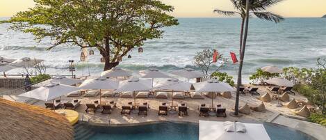 2 buitenzwembaden, parasols bij het zwembad en ligstoelen