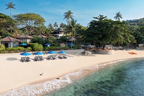 Plage privée, sable blanc, chaises longues, parasols