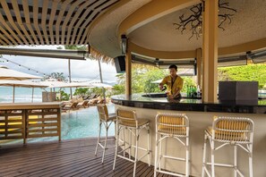 Bar en bord de piscine
