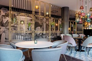 Bar (on property) - Motel One Essen (Essen)