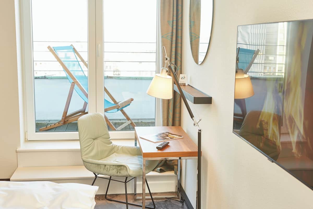 standard room, 1 king bed, balcony | premium bedding, blackout curtains, soundproofing, iron/ironing board