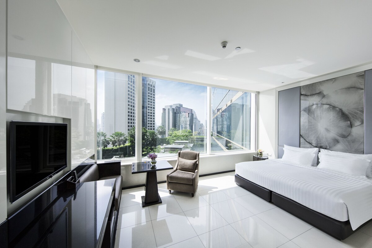 Premium bedding, down duvets, minibar, in-room safe