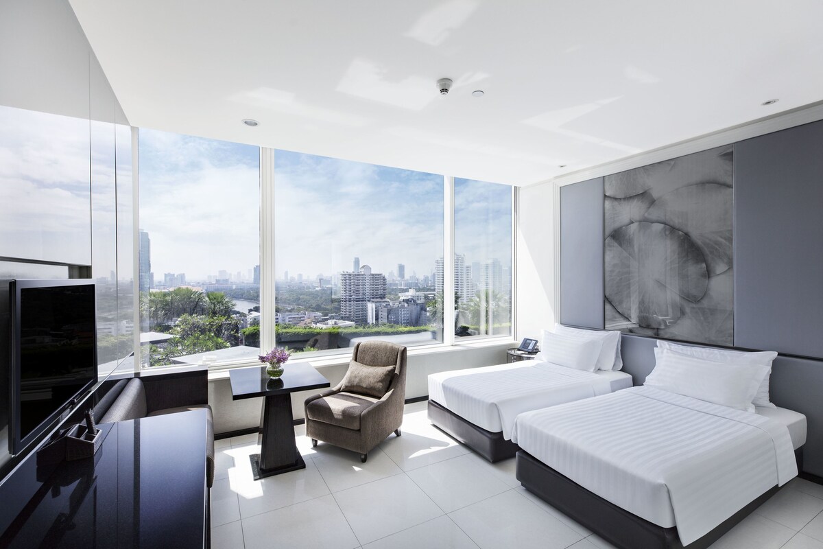 Premium bedding, down duvets, minibar, in-room safe