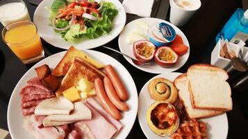 Desayuno buffet diario (THB 800 por persona)