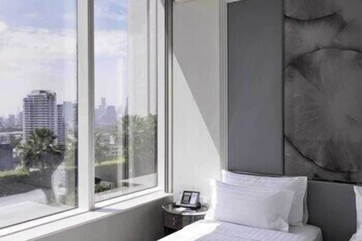 Premium bedding, down comforters, minibar, in-room safe