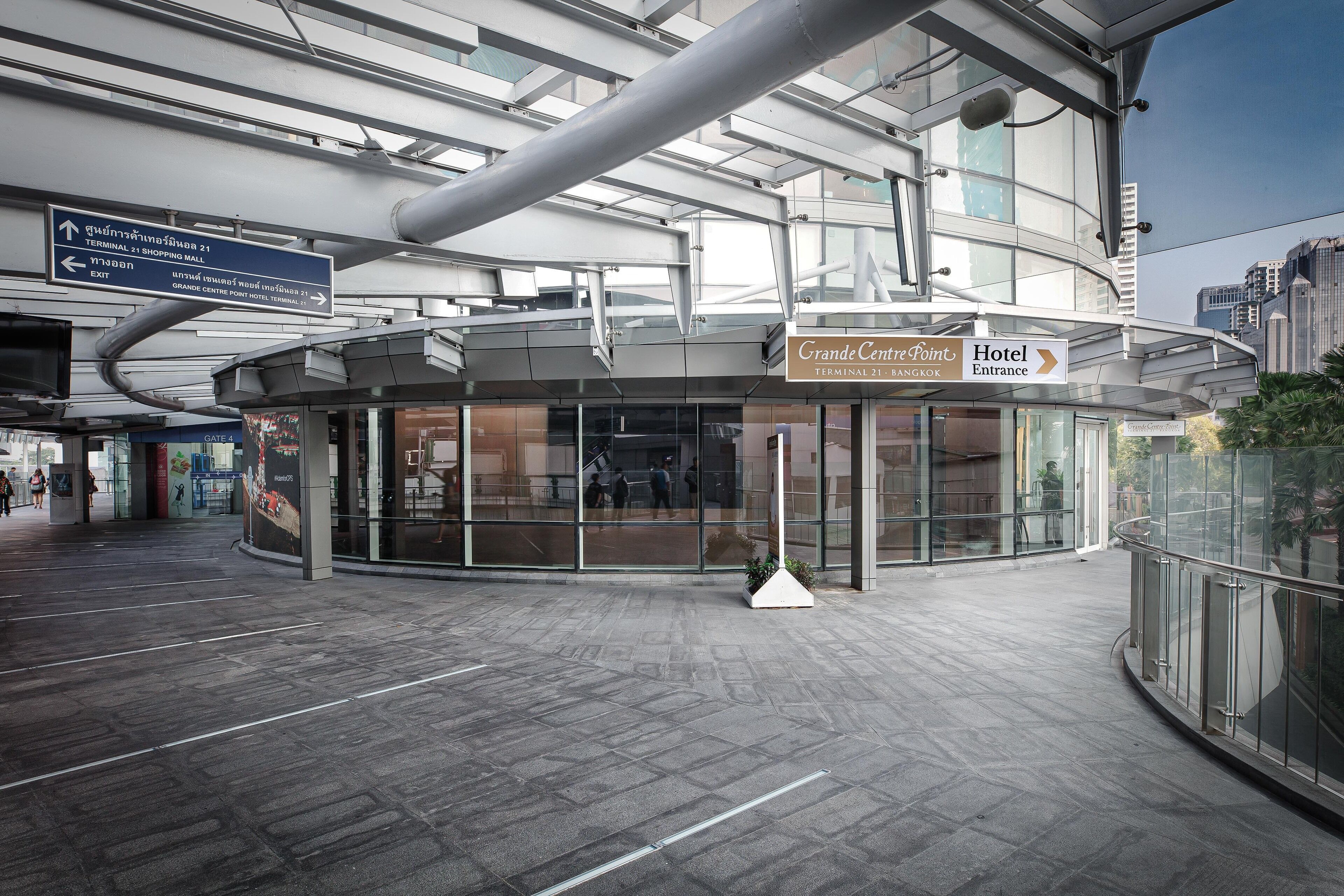 Ein moderner Hotelzugang mit deutlicher Beschilderung für das Grande Centre Hotel und das Terminal 21.
