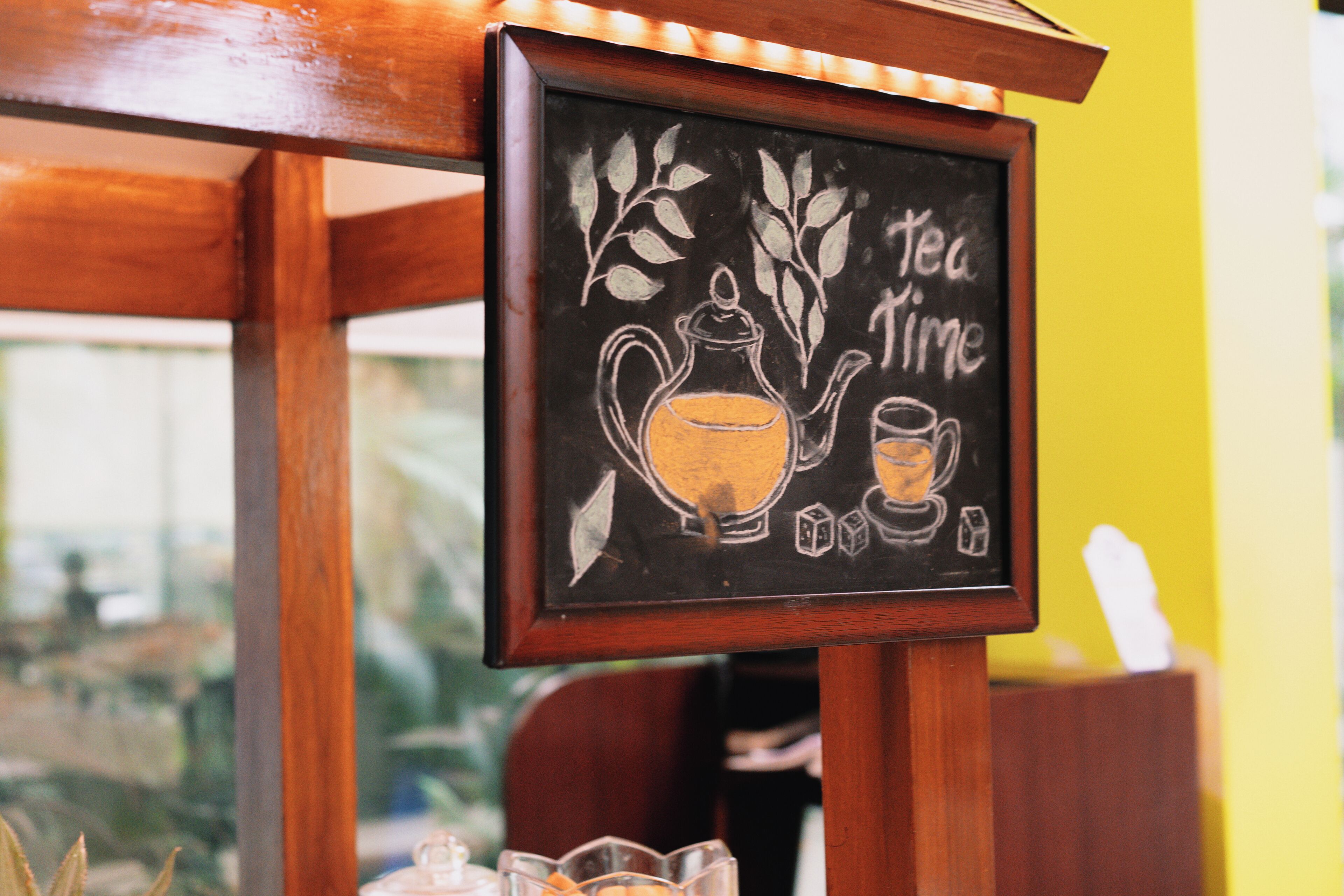 Quadro-negro com ilustrações sobre chá e a inscrição 'Tea Time'.