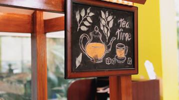 Quadro-negro com ilustrações sobre chá e a inscrição 'Tea Time'.