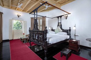 Suite Deluxe, 1 cama doble | Ropa de cama de alta calidad, minibar, caja fuerte y escritorio