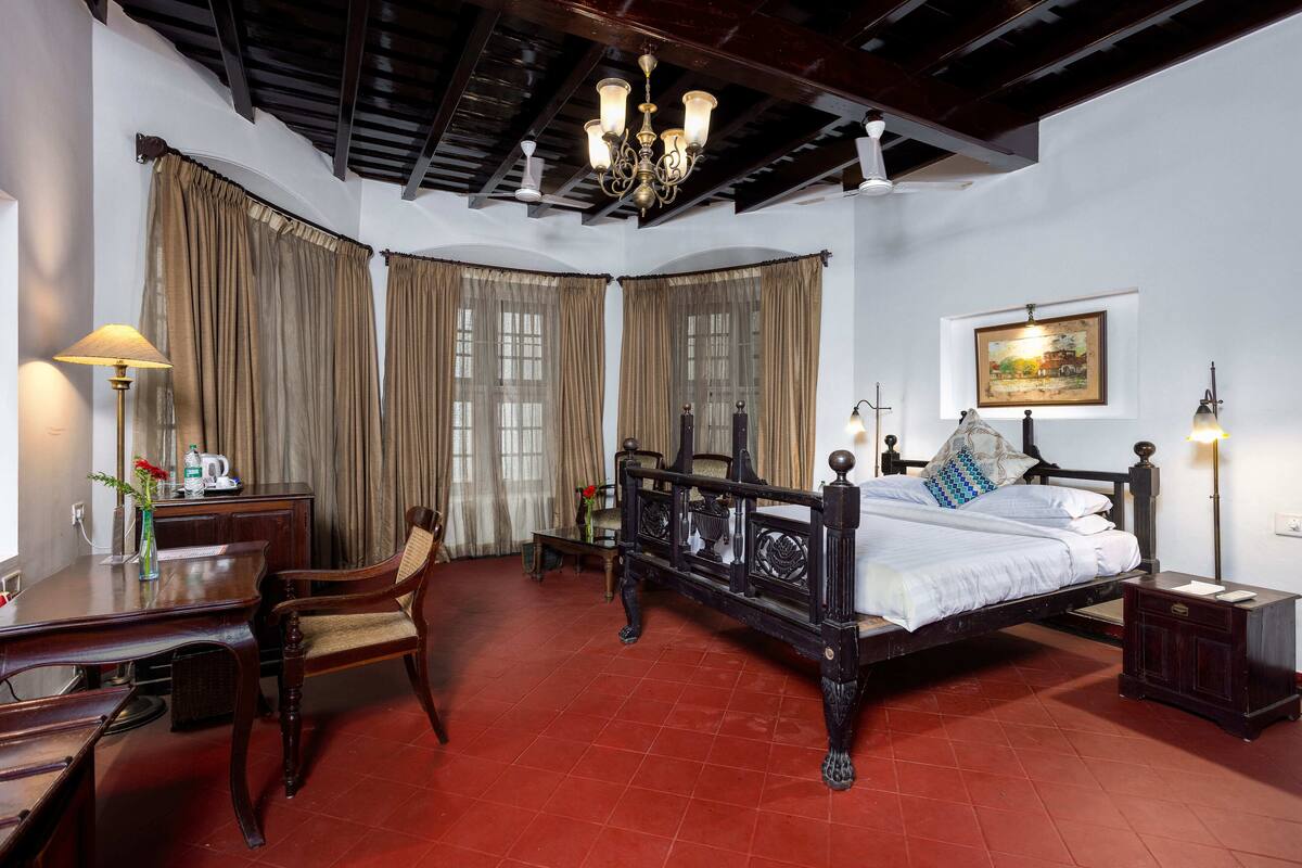 Deluxe Suite, 1 Katil Kelamin (Double) | Peralatan tempat tidur premium, bar mini, peti besi dalam bilik, meja 