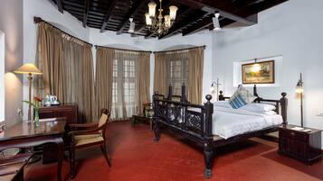 Deluxe Suite | Minibar, in-room safe, desk, bed sheets