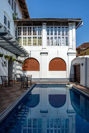 Outdoor pool - Koder House Heritage Hotel & Spa (Kochi)