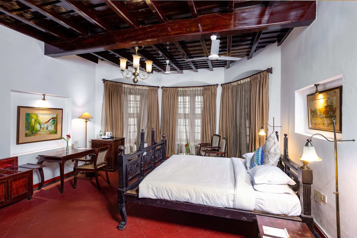 Junior Double Room | Peralatan tempat tidur premium, bar mini, peti besi dalam bilik, meja 