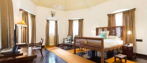 Deluxe-suite - 1 dobbeltseng | Premium-sengetøj, minibar, pengeskab på værelset, skrivebord