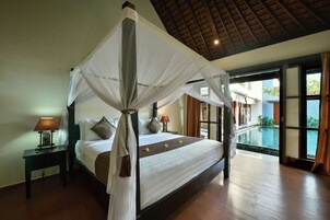 Vila, 2 quartos, piscina particular | Frigobar (abastecido com alguns itens grátis), cofres nos quartos