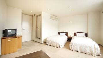 Twin Room, 2 Katil Bujang (Single), Shared Bathroom | 1 bilik tidur, Wi-fi percuma