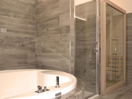 Chambre Double Deluxe | Baignoire relaxante profonde. Palazzo Ducale Suites