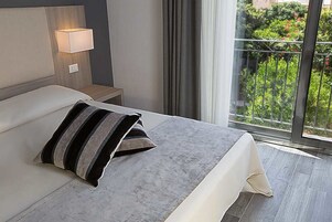 Deluxe Double Room | Minibar, in-room safe, desk, blackout drapes