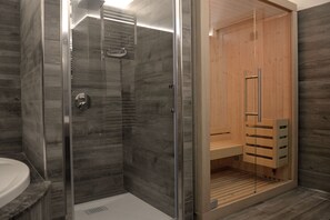 Deluxe Double Room | Bathroom