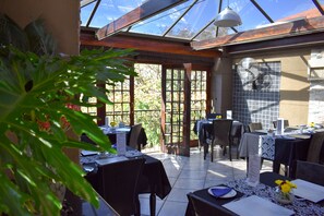 Frokost, lunsj og middag serveres, utsikt mot bassenget