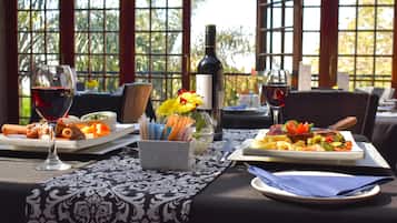 Frühstück, Mittagessen, Abendessen, Blick auf den Pool