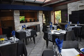 Frühstück, Mittagessen, Abendessen, Blick auf den Pool 